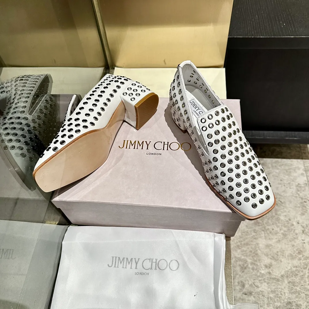 👟👟Ex-factory price 660👟👟 The new JIMMY CHOO, Loaf shoes, exclusive sale, rivet decoration design style is very unique, designed with the latest technology, strong three-dimensional effect👍Multiple technologies are integrated together, subverting fashion, super stylish! The combination is super beautiful. The original version is 1:1, versatile and trendy, both salty and sweet! Size: 35-40 Outsole: Leather outsole